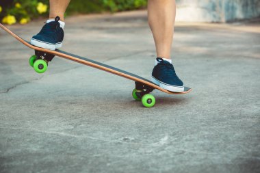 Şehirde kaykay cılız