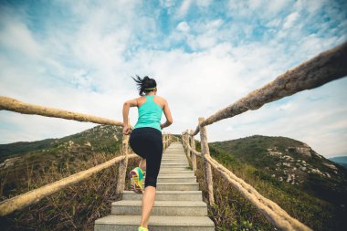 dağ merdivenlerde çalışan genç fitness kadın iz runner