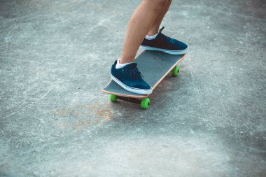 Şehirde kaykay cılız