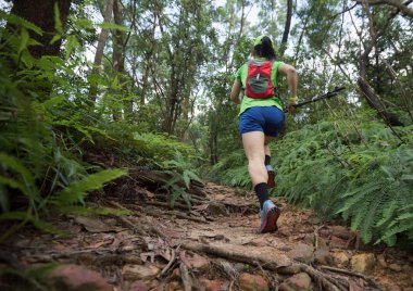 Tropik yağmur ormanları parkurunda koşan kadın ultra maraton koşucusu