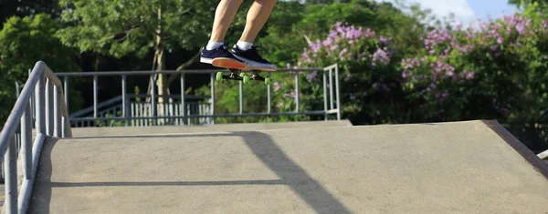 Skateboarder Skateboard Sur Skate Park Ville — Photo