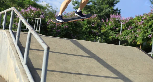 Skateboarder Skateboardingu Bruslit Park Městě — Stock fotografie