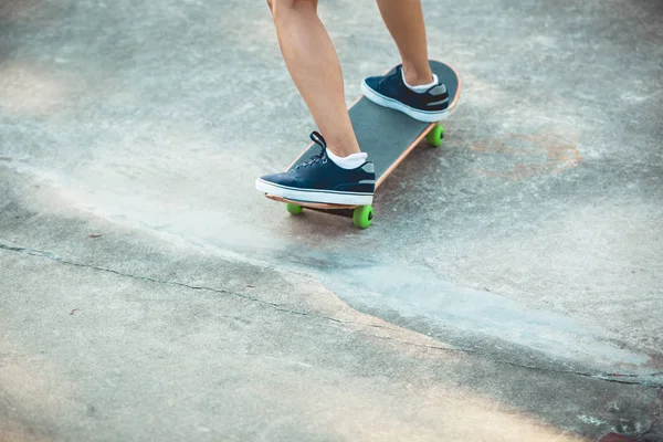 Skateboardista Nohách Skateboardingu Skateparku Městě — Stock fotografie