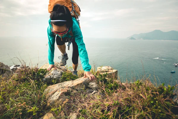 Kadın Backpacker Dağın Üst Uçurumun Kenarına Tırmanma — Stok fotoğraf