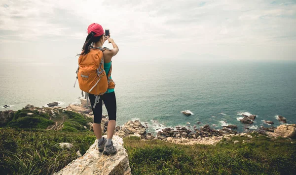 Succesvolle Wandelaar Gebruik Mobiele Telefoon Het Nemen Van Foto Seaside — Stockfoto