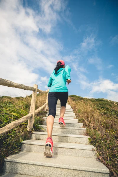 Jonge Fitness Vrouw Trail Runner Aangelopen Berg Trappen — Stockfoto