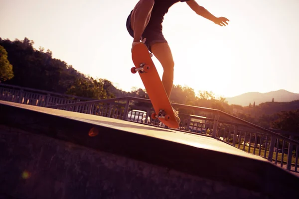 Skateboarder Doet Ollie Bij Sunrise Skatepark Ramp — Stockfoto