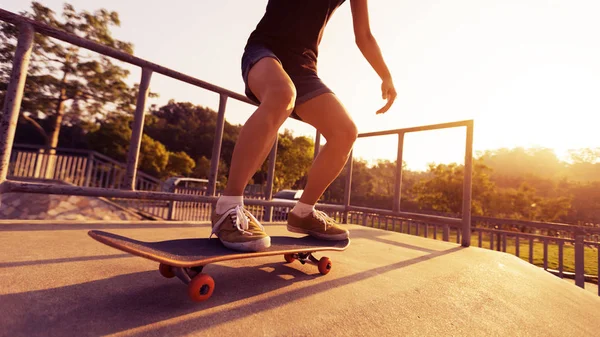 Skateboardista Rampě Úsvitu Skatepark — Stock fotografie