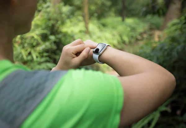 Aziatisch Vrouw Ultramarathon Loper Set Smartwatch Voor Hardlopen Tropisch Regenwoud — Stockfoto