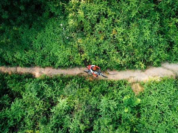 Aerail Weergave Van Cross Country Biking Vrouw Fietser Met Mountainbike — Stockfoto