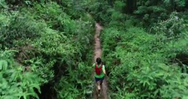 Tropik yağmur ormanları parkurunda koşan kadın ultra maraton koşucusu