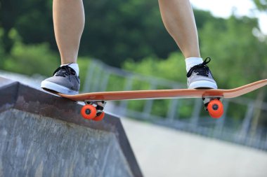 Şehirde kaykay parkta Skateboarder kaykay