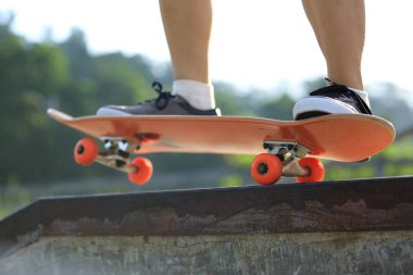 Şehirde kaykay parkta Skateboarder kaykay