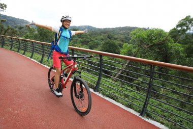 Eller serbest kadın bisikletçi bahar orman izi dağ bisikleti sürme
