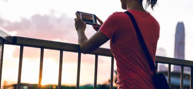 Kadın gün batımıHong Kong akıllı telefon kullanımı