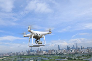 Drone uçan Shenzhen silueti ortaya koymaktadır