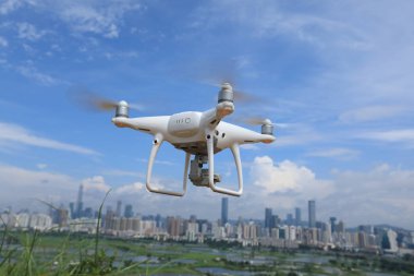 Drone uçan Shenzhen silueti ortaya koymaktadır