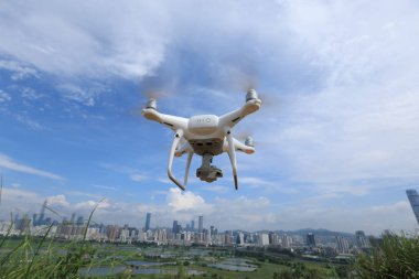 Drone uçan Shenzhen silueti ortaya koymaktadır