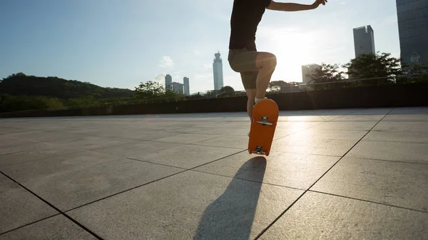 Skateboarder Skateboarding Mieście Sunrise City Mieście — Zdjęcie stockowe