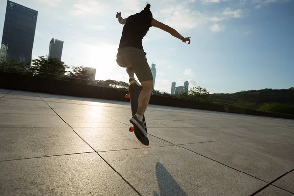 Skateboarder Patinaje Ciudad Del Amanecer —  Fotos de Stock