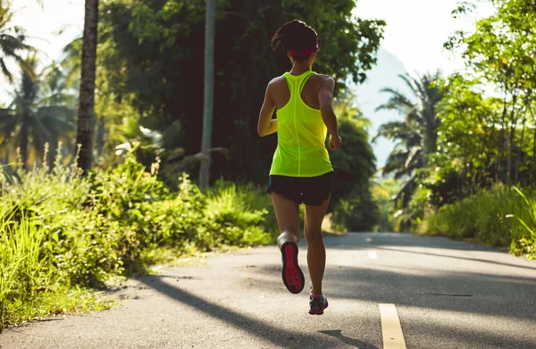 Jonge Fitness Vrouw Draait Tropische Bospad — Stockfoto