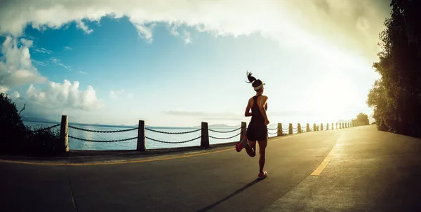Фітнес Жінка Біжить Морському Шляху Вранці — стокове фото