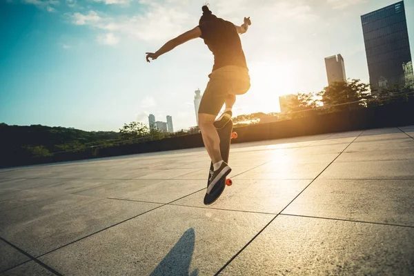 Gündoğumu şehrinde kaykaycı