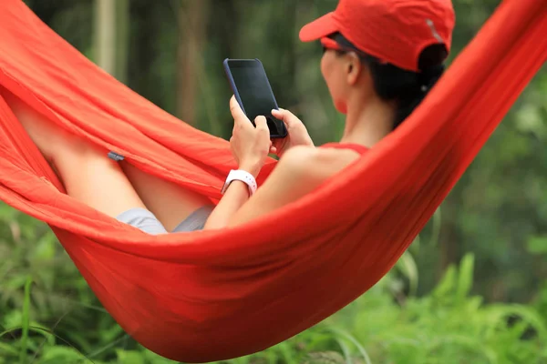 Ontspannen Hangmat Met Smartphone Tropisch Regenwoud — Stockfoto