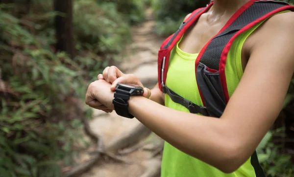 Asian Woman Ultramarathon Runner Set Smartwatch Running Tropical Rainforest Trail — Stock Photo, Image