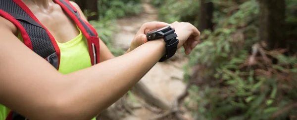 Femme Asiatique Coureur Ultramarathon Mis Smartwatch Avant Courir Forêt Tropicale — Photo