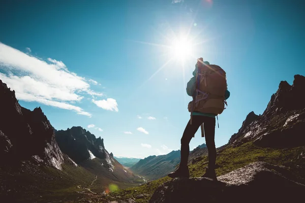 Silhouet Van Vrouw Met Rugzak Wandelen Bergtop Van Zonsopgang — Stockfoto