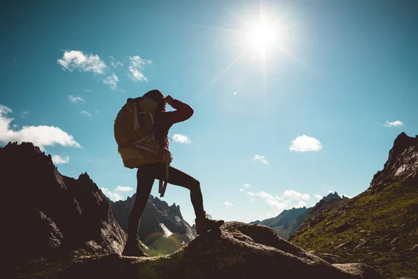 Silhueta Mulher Com Mochila Caminhadas Topo Montanha Nascer Sol — Fotografia de Stock