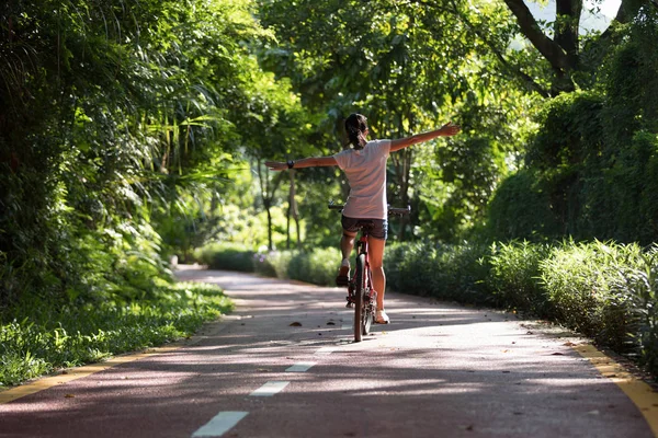 Жінка Їде Велосипеді Стежці Сонячного Парку Рук — стокове фото