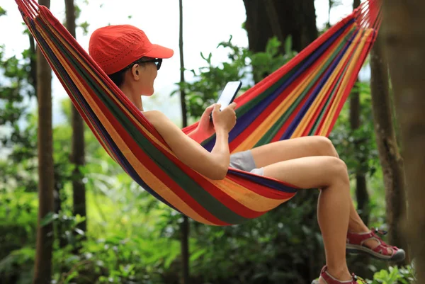 Relaxing Hammock Smartphone Tropical Rainforest — Stock Photo, Image