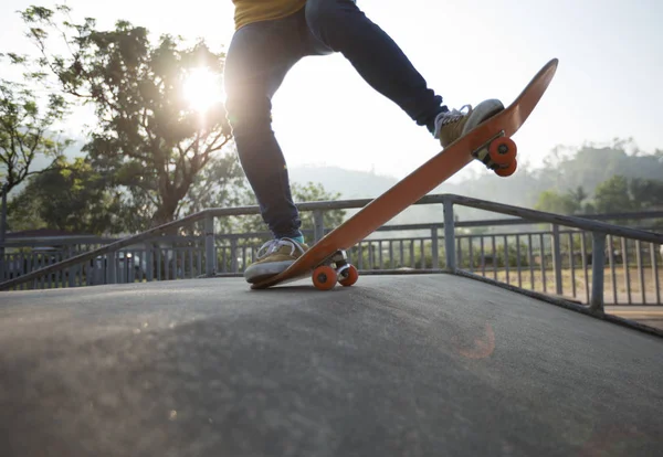 Skateboarder Skateboarding Skate Park City — Stock Photo, Image