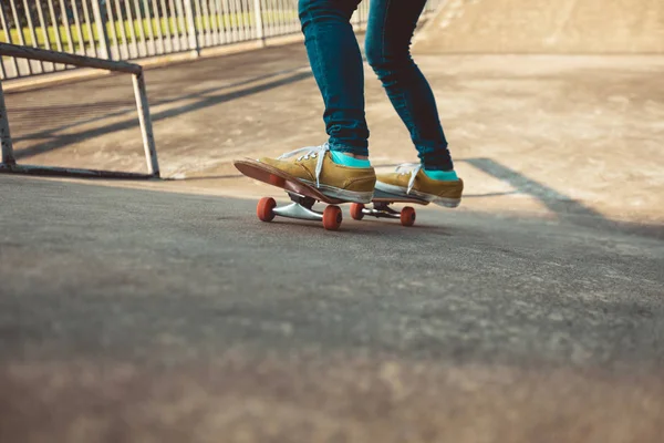 Deskorolka Nogi Skateboarding Skateparku Mieście — Zdjęcie stockowe