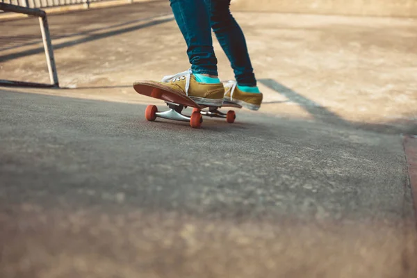 Skateboard Beine Skateboarden Skatepark Der Stadt — Stockfoto