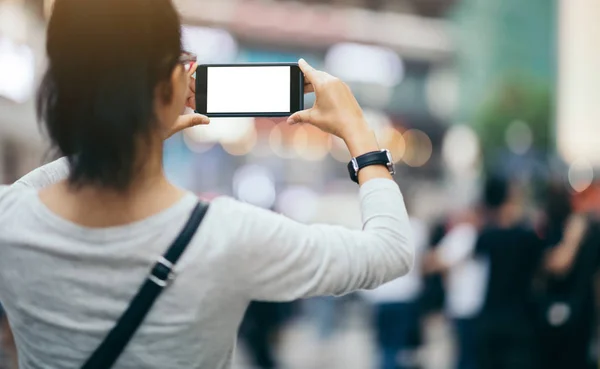 Kvinna Använder Smartphone Foto City Street — Stockfoto