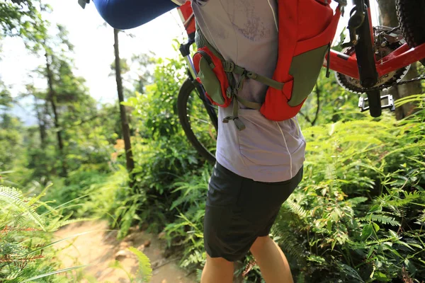 Bicicletta Fondo Donna Ciclista Che Porta Mountain Bike Piedi Sul — Foto Stock