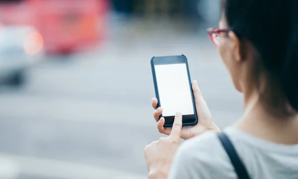 Kadın Şehirde Akıllı Telefon Kullanımı — Stok fotoğraf