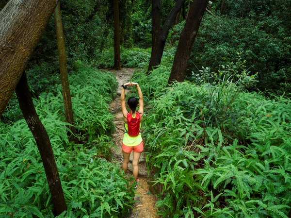 女子超马拉松选手在热带雨林小径上热身 — 图库照片