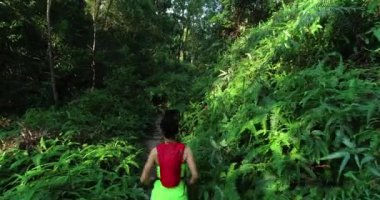 Tropik yağmur ormanları parkurunda koşan kadın ultra maraton koşucusu