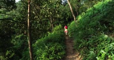 Tropik yağmur ormanları parkurunda koşan kadın ultra maraton koşucusu