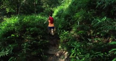 Tropik yağmur ormanları parkurunda koşan kadın ultra maraton koşucusu