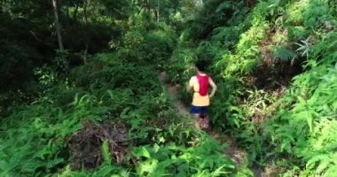 Tropik yağmur ormanları parkurunda koşan kadın ultra maraton koşucusu