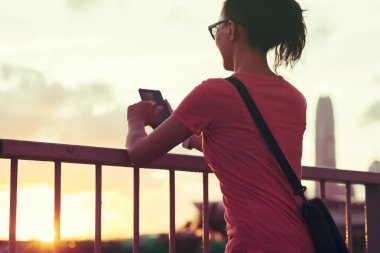 Kadın gün batımıHong Kong akıllı telefon kullanımı