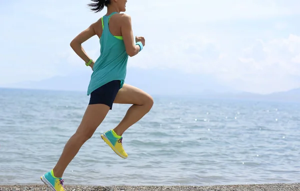 超级马拉松女选手在海边小径上奔跑 — 图库照片