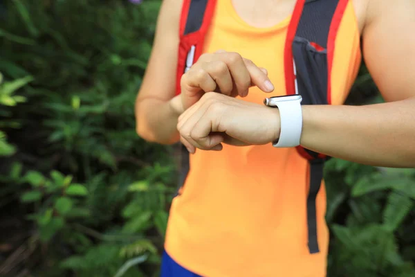 Asian Kobieta Ultramarathon Biegacz Ustawić Sportowy Zegarek Przed Uruchomieniem Szlaku — Zdjęcie stockowe