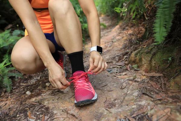 Kvinna Ultra Maraton Löpare Binda Skosnören Regnskogen Spår — Stockfoto