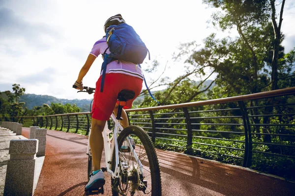 Radfahrerin Mit Mountainbike Auf Waldweg Unterwegs — Stockfoto